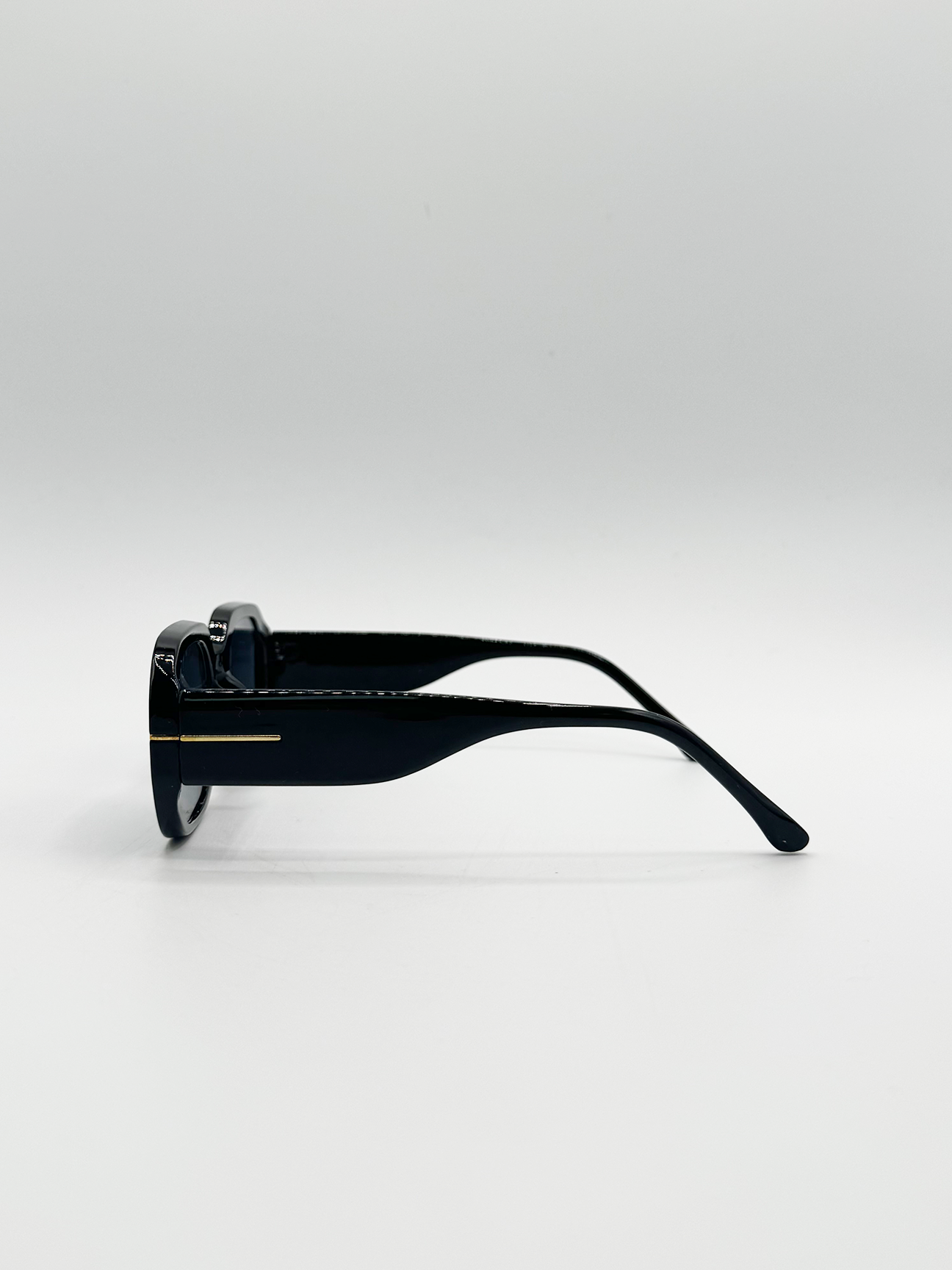 Oval Sunglasses with Wide Arm in Black