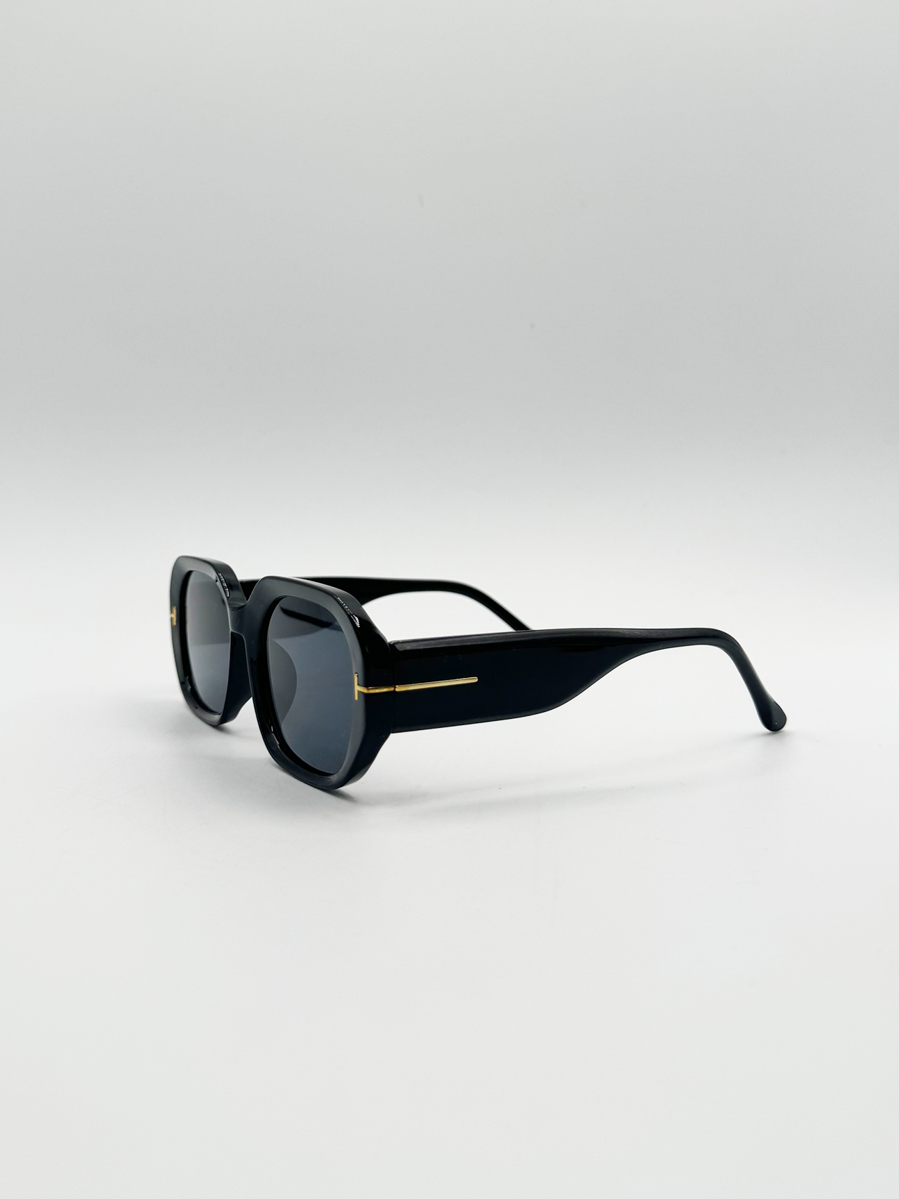 Oval Sunglasses with Wide Arm in Black