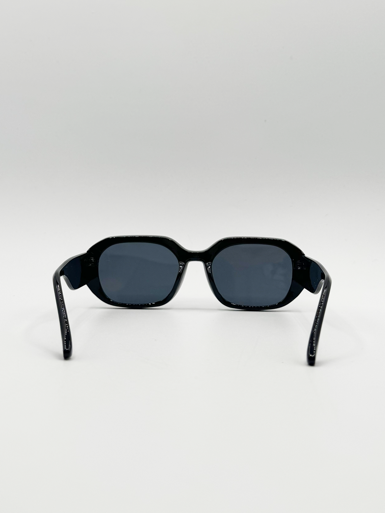 Oval Sunglasses with Wide Arm in Black