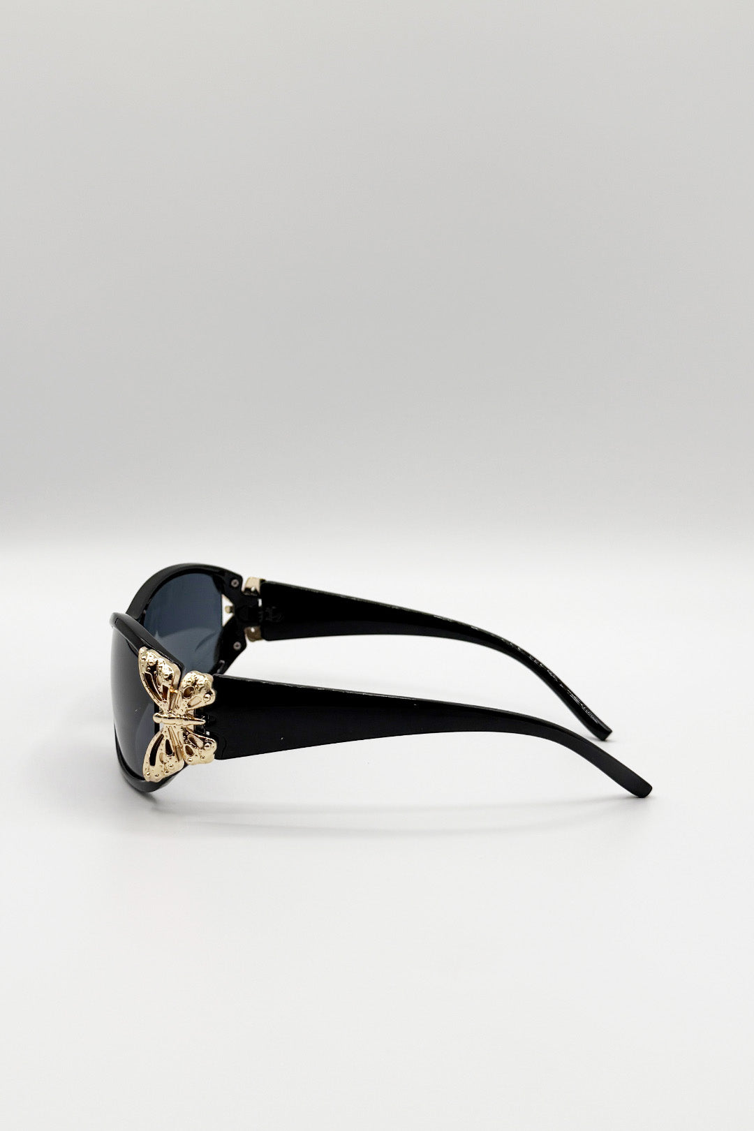 Vintage Wrap Around With Butterfly Detail Sunglasses In Black
