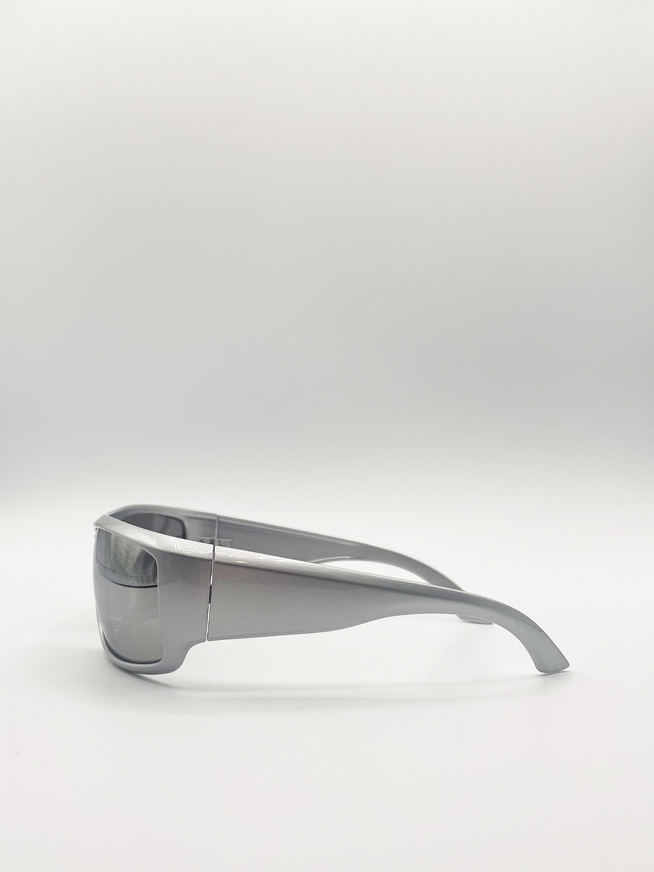 Silver Plastic Frame Racer Style sunglasses with Mirror Lenses