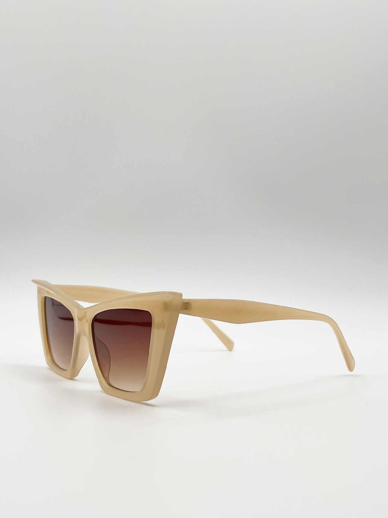 Oversized angular cateye sunglasses in Mocha