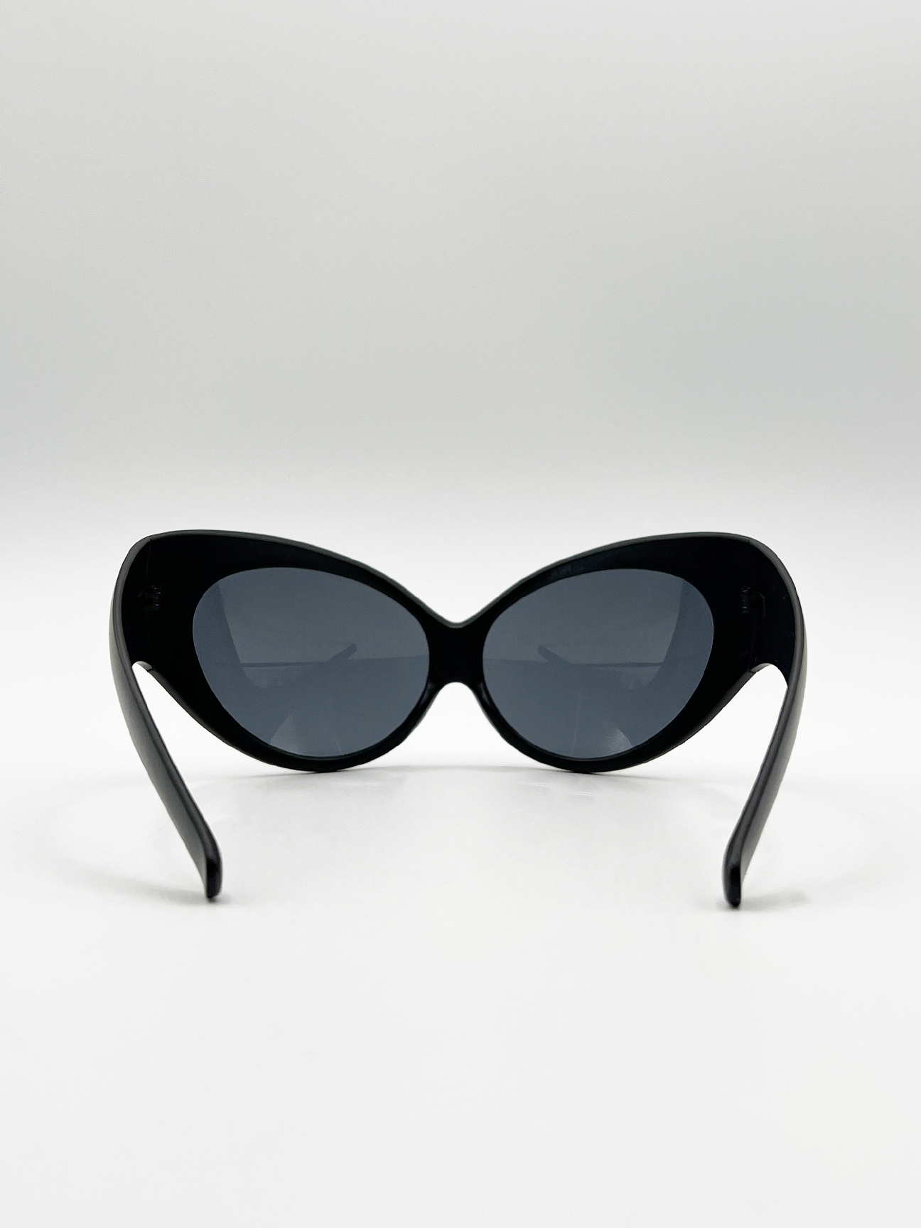 Ultra Curved Wrap Around Sunglasses in Black