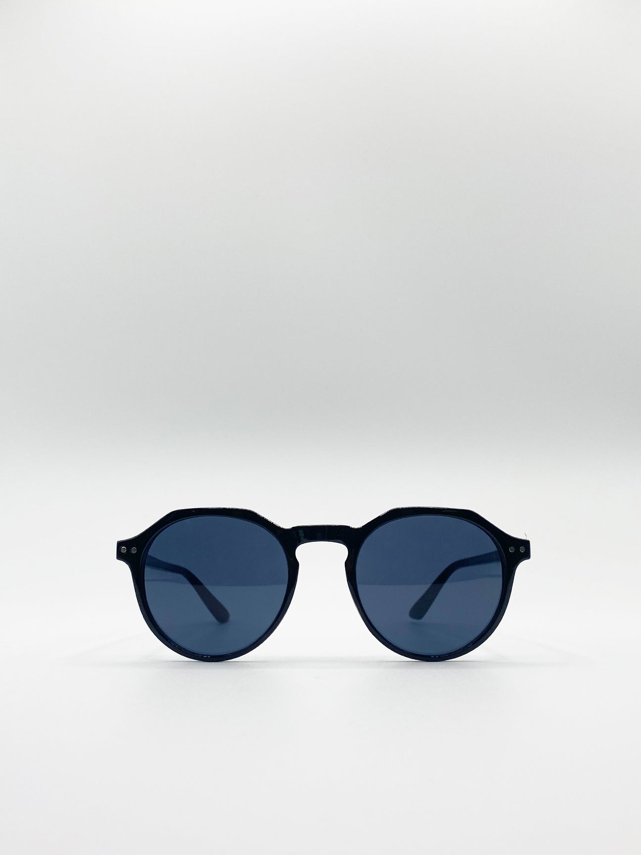 Black Classic Preppy Sunglasses With Key Hole Nosebridge